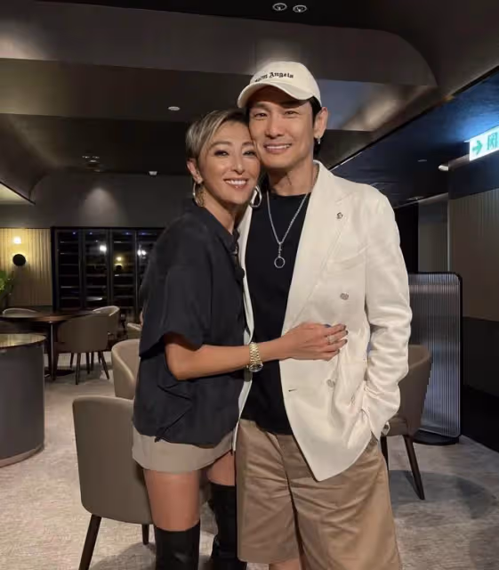 梁朝偉被富婆360度環抱狂親!張嘴瞪眼睛太驚訝,劉嘉玲疑在一旁
