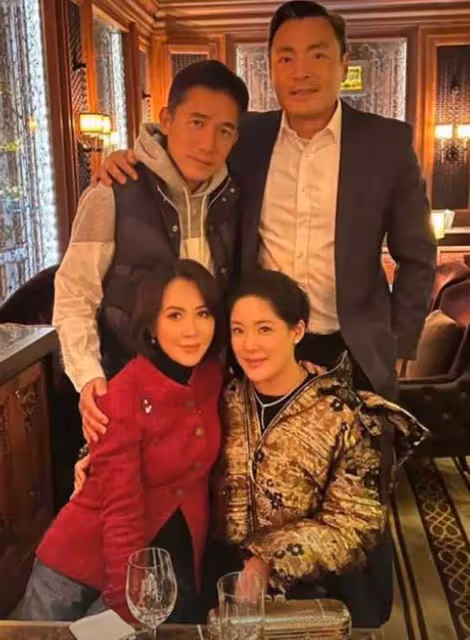劉嘉玲邀章子怡與富豪聚會!戴「鴿子蛋」美艷,後者穿毛衣變化大