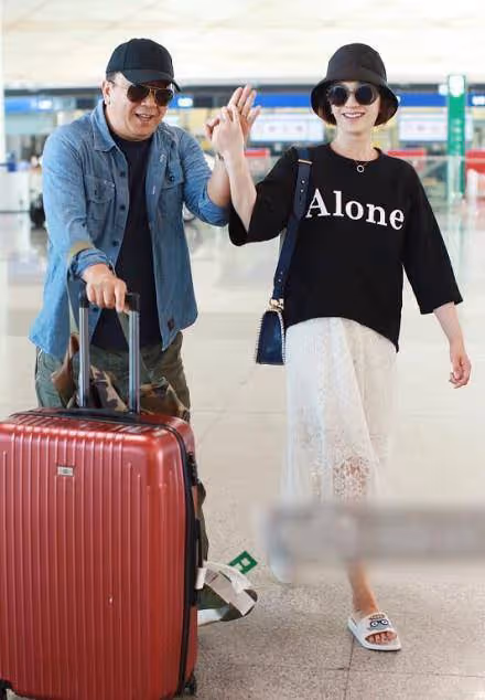李小冉夫婦牽手出門,她腳踩拖鞋放飛自我,配蕾絲裙仍有女神范