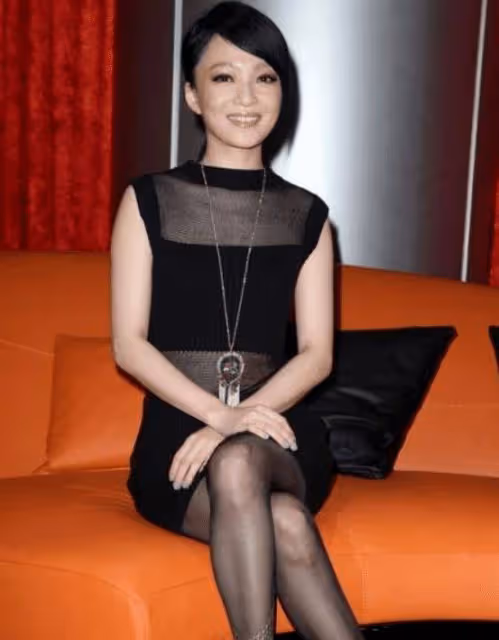 張韶涵徹底放飛天性,穿黑色絲襪搭配束腰連衣裙大秀少婦風采!