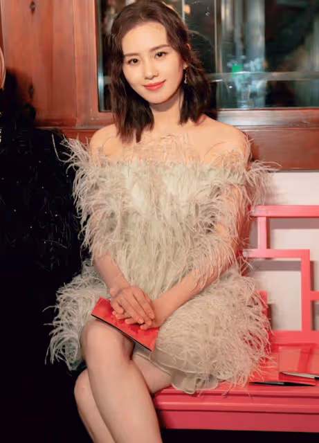 徐子淇也放飛自我,穿深V羽毛裙似拉丁舞女郎,比一般闊太敢穿