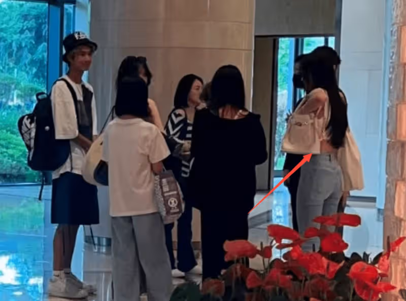 小S一行9人赴廈門度假太招搖,15歲次女穿露臍裝,偶遇者一眼認出