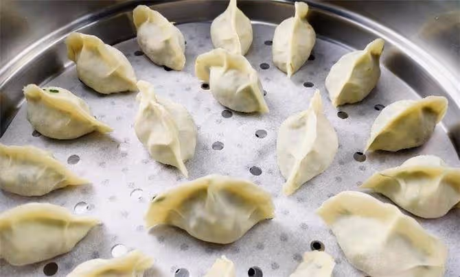 蒸餃子皮怎麼做不硬?教你正確和面技巧,皮薄餡多,涼了不硬