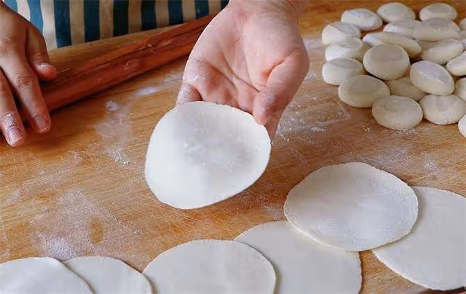 蒸餃子皮怎麼做不硬?教你正確和面技巧,皮薄餡多,涼了不硬