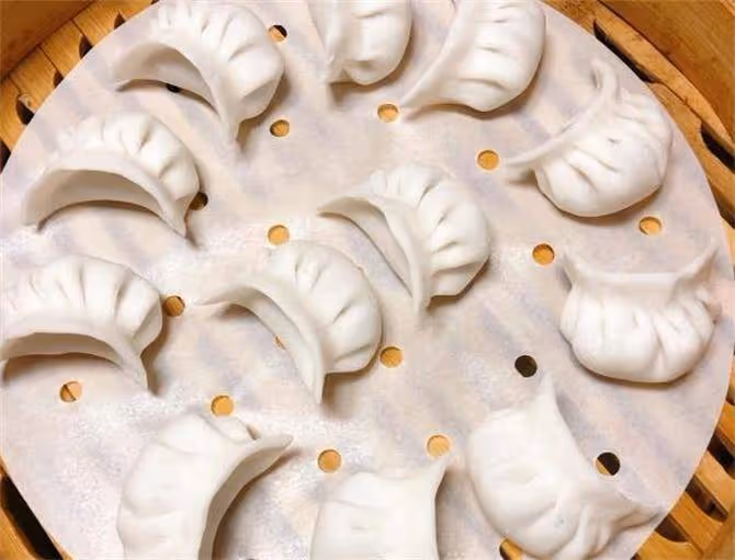 蒸餃子皮怎麼做不硬?教你正確和面技巧,皮薄餡多,涼了不硬