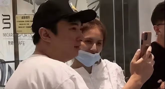 王思聰前任甜仇直播婚禮現場!新郎被曝是官二代,證婚人來頭不小