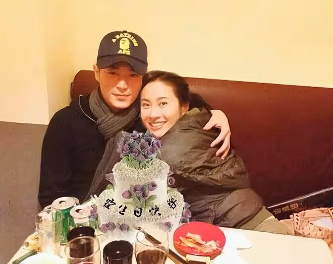 葉璇穿「小三裙」直播蹭流量，回看她的28位前任，比董小姐還豪放
