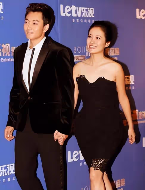 葉璇穿「小三裙」直播蹭流量，回看她的28位前任，比董小姐還豪放
