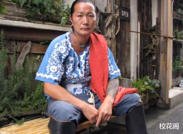 頂流女神出軌醜男,丈夫反而哭著鞠躬道歉,這段婚外情竟能被原諒?