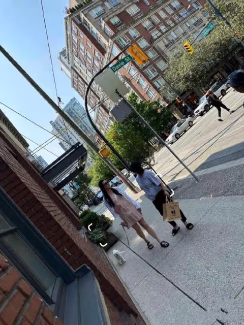 王祖賢逛街被網友偶遇,穿拖鞋頭髮凌亂,面部僵硬似韓國第一夫人