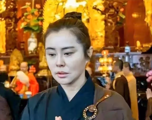 王祖賢逛街被網友偶遇,穿拖鞋頭髮凌亂,面部僵硬似韓國第一夫人