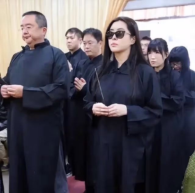王祖賢逛街被網友偶遇，穿拖鞋頭髮凌亂，面部僵硬似韓國第一夫人