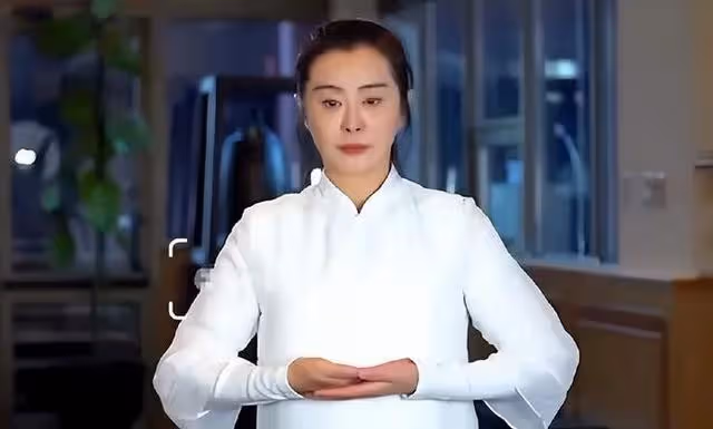 王祖賢逛街被網友偶遇，穿拖鞋頭髮凌亂，面部僵硬似韓國第一夫人