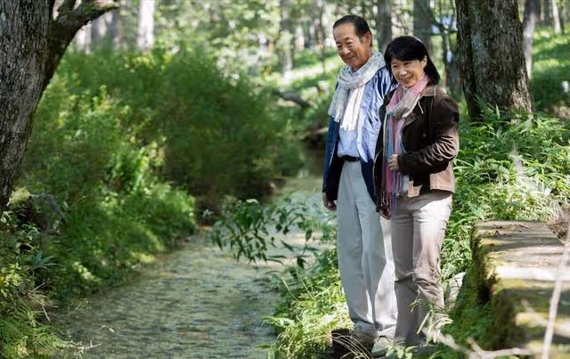 給兒子帶娃4年花23萬,不小心聽到兒媳的打算,我跟老伴趕緊跑