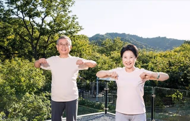 給兒子帶娃4年花23萬，不小心聽到兒媳的打算，我跟老伴趕緊跑