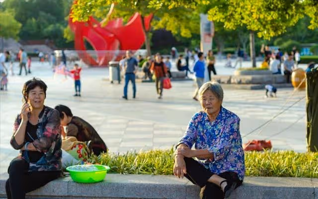 我67歲還在擺攤掙錢,親家母55歲,兒子卻每月給她3千養老錢