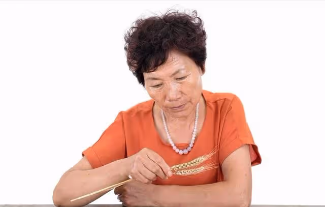 我67歲還在擺攤掙錢，親家母55歲，兒子卻每月給她3千養老錢