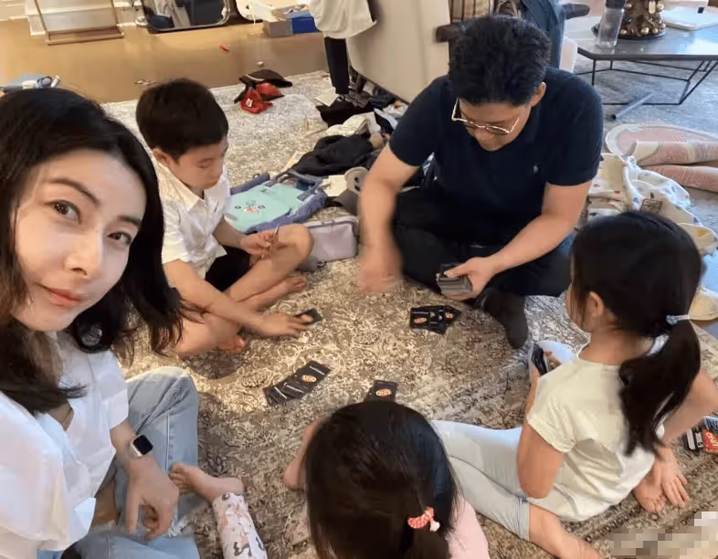 郭晶晶曬全家福為霍啟剛慶生，一家五口宅家玩卡牌，仨子女送蛋糕