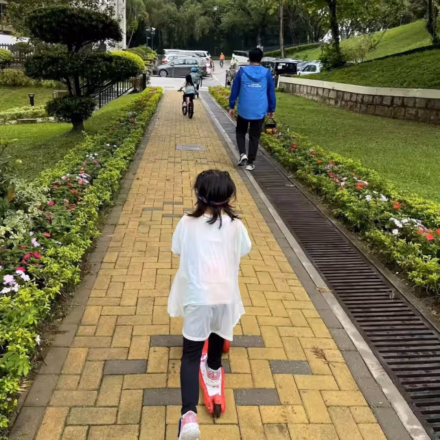 郭晶晶曬全家福為霍啟剛慶生，一家五口宅家玩卡牌，仨子女送蛋糕