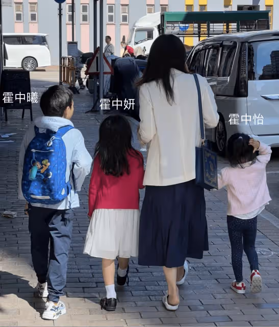 郭晶晶曬全家福為霍啟剛慶生,一家五口宅家玩卡牌,仨子女送蛋糕