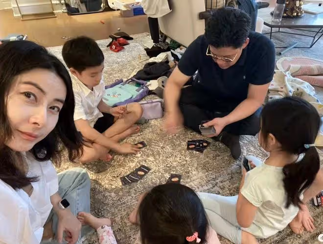 郭晶晶曬全家福為老公慶生，霍啟剛精神奕奕，騎女兒單車童心未泯