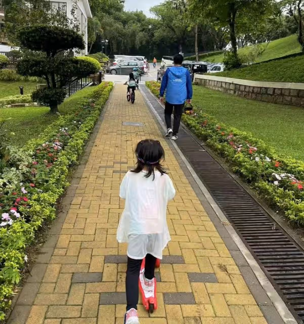 郭晶晶曬全家福為老公慶生，霍啟剛精神奕奕，騎女兒單車童心未泯