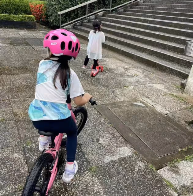 郭晶晶曬全家福為老公慶生，霍啟剛精神奕奕，騎女兒單車童心未泯