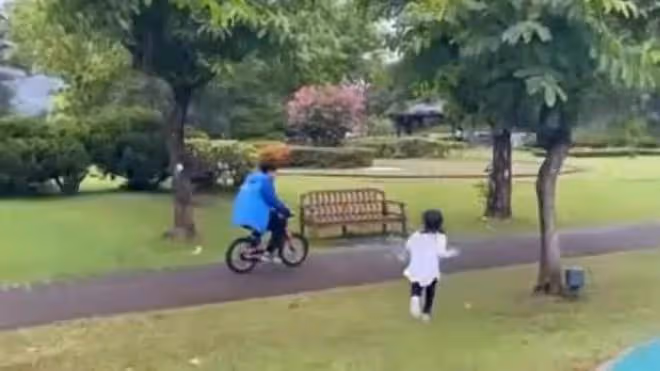 郭晶晶曬全家福為老公慶生，霍啟剛精神奕奕，騎女兒單車童心未泯