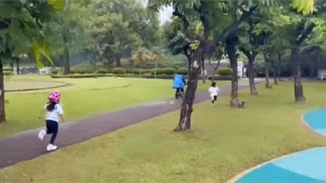 郭晶晶曬全家福為老公慶生，霍啟剛精神奕奕，騎女兒單車童心未泯