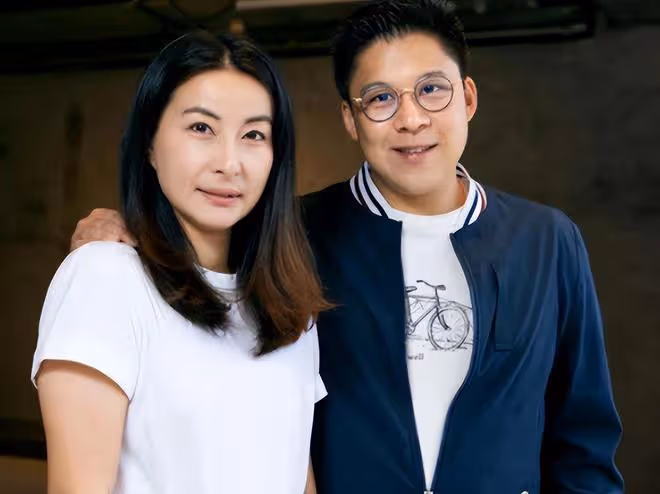 郭晶晶曬全家福為老公慶生，霍啟剛精神奕奕，騎女兒單車童心未泯