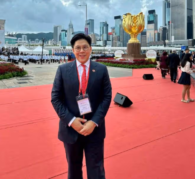 郭晶晶曬全家福為老公慶生，霍啟剛精神奕奕，騎女兒單車童心未泯