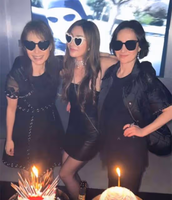 何超瓊夜店為外甥女慶生！奚夢瑤陪何猷君出席，大合照被擠到後面