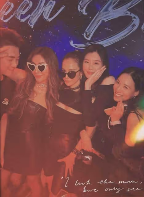 何超瓊夜店為外甥女慶生！奚夢瑤陪何猷君出席，大合照被擠到後面