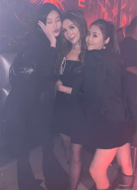 何超瓊夜店為外甥女慶生！奚夢瑤陪何猷君出席，大合照被擠到後面