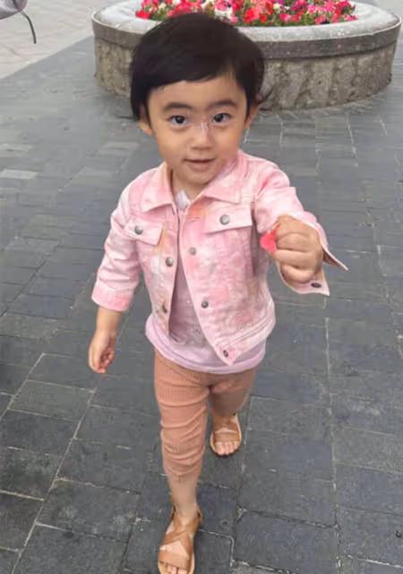 84歲劉詩昆帶2歲女兒出國！愛女意外受傷，堅持登台表演很堅強