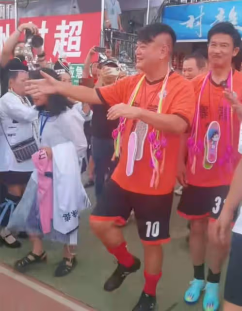 香港明星足球隊離開貴州，陳百祥稱8月再見！正式比賽陣容引期待