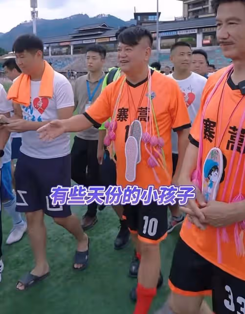 香港明星足球隊離開貴州，陳百祥稱8月再見！正式比賽陣容引期待