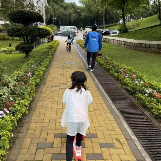 郭晶晶為霍啟剛慶生，夫妻倆陪三個兒女玩卡牌騎單車，低調又幸福
