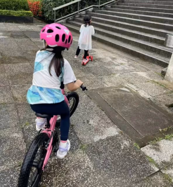 郭晶晶為霍啟剛慶生，夫妻倆陪三個兒女玩卡牌騎單車，低調又幸福