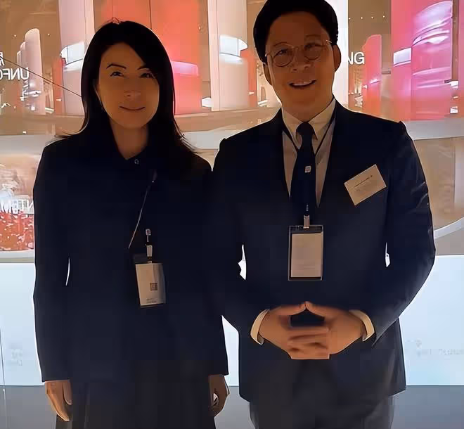 郭晶晶為霍啟剛慶生，夫妻倆陪三個兒女玩卡牌騎單車，低調又幸福
