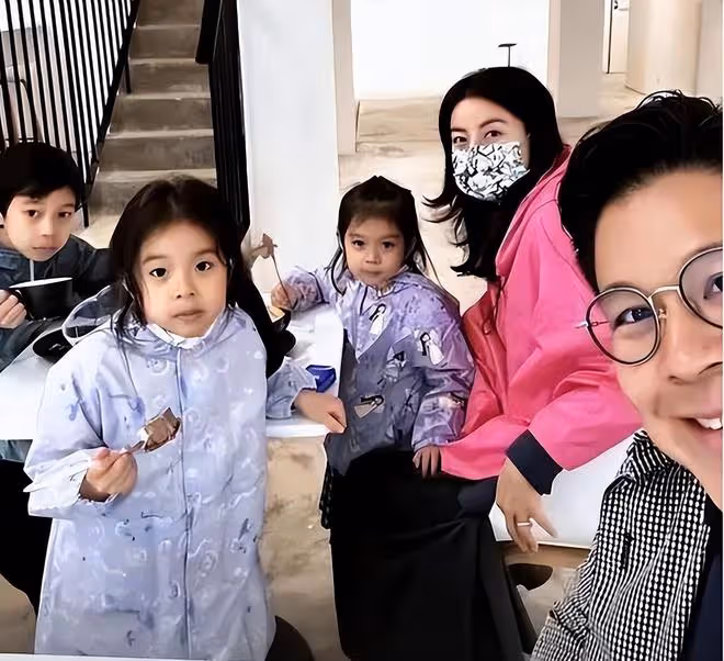 郭晶晶為霍啟剛慶生，夫妻倆陪三個兒女玩卡牌騎單車，低調又幸福