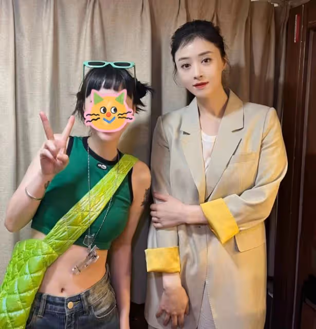 蔣欣拍戲被偶遇,熱情邀網友上保姆車合影,真人超瘦臉小的過分
