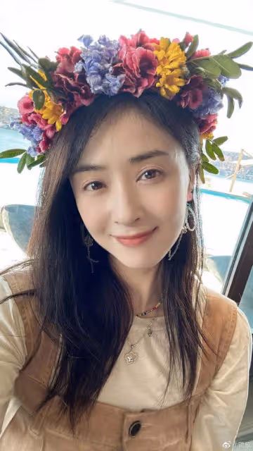 蔣欣拍戲被偶遇,熱情邀網友上保姆車合影,真人超瘦臉小的過分