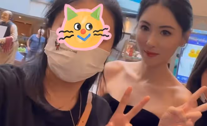 43歲張柏芝與網友合影,原相機下臉只有對方一半大,像瘦臉開十級