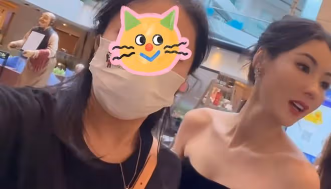 43歲張柏芝與網友合影,原相機下臉只有對方一半大,像瘦臉開十級