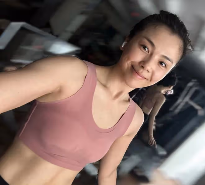 45歲劉濤曬素顏健身照，容貌身材零瑕疵，馬甲線大長腿超養眼