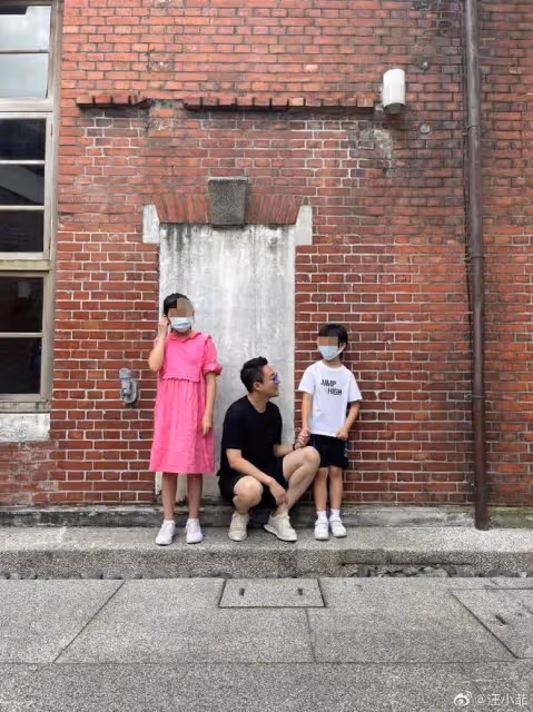 汪小菲與兒女故地重遊,希箖被牽手顯拘謹,玥兒個頭超爸爸肩膀