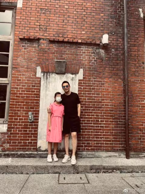 汪小菲與兒女故地重遊,希箖被牽手顯拘謹,玥兒個頭超爸爸肩膀