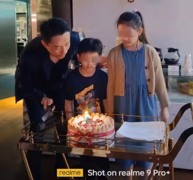 汪小菲與兒女故地重遊,希箖被牽手顯拘謹,玥兒個頭超爸爸肩膀