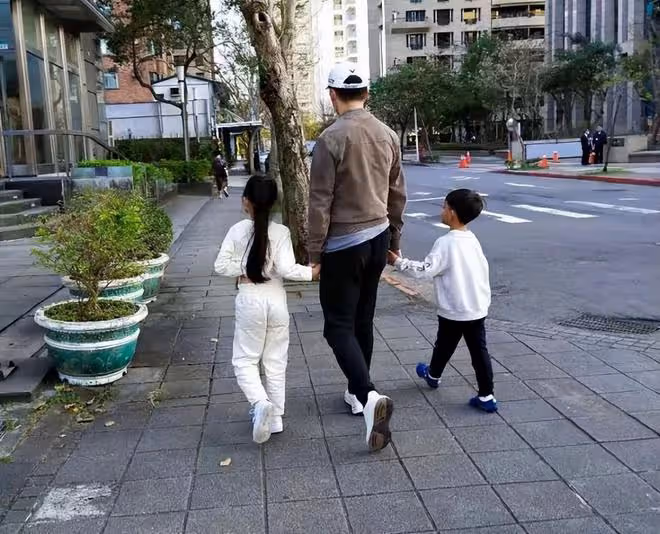 汪小菲與兒女故地重遊,希箖被牽手顯拘謹,玥兒個頭超爸爸肩膀